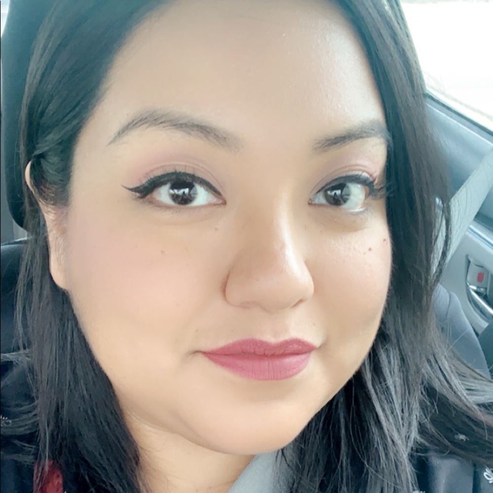 Meet your Posher, Claudia